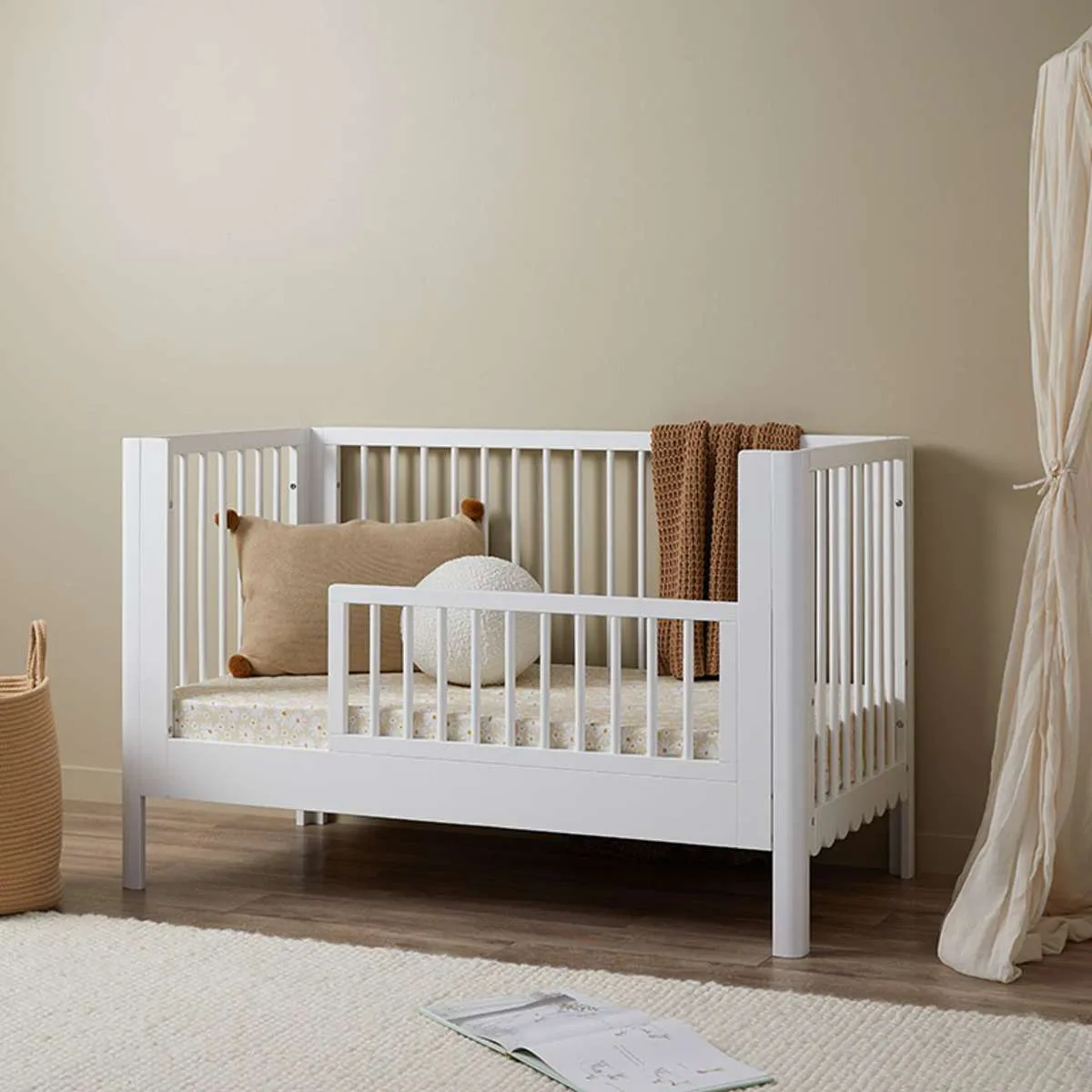 Maisie Scalloped White 3-in-1 Cot Conversion Bundle Mocka