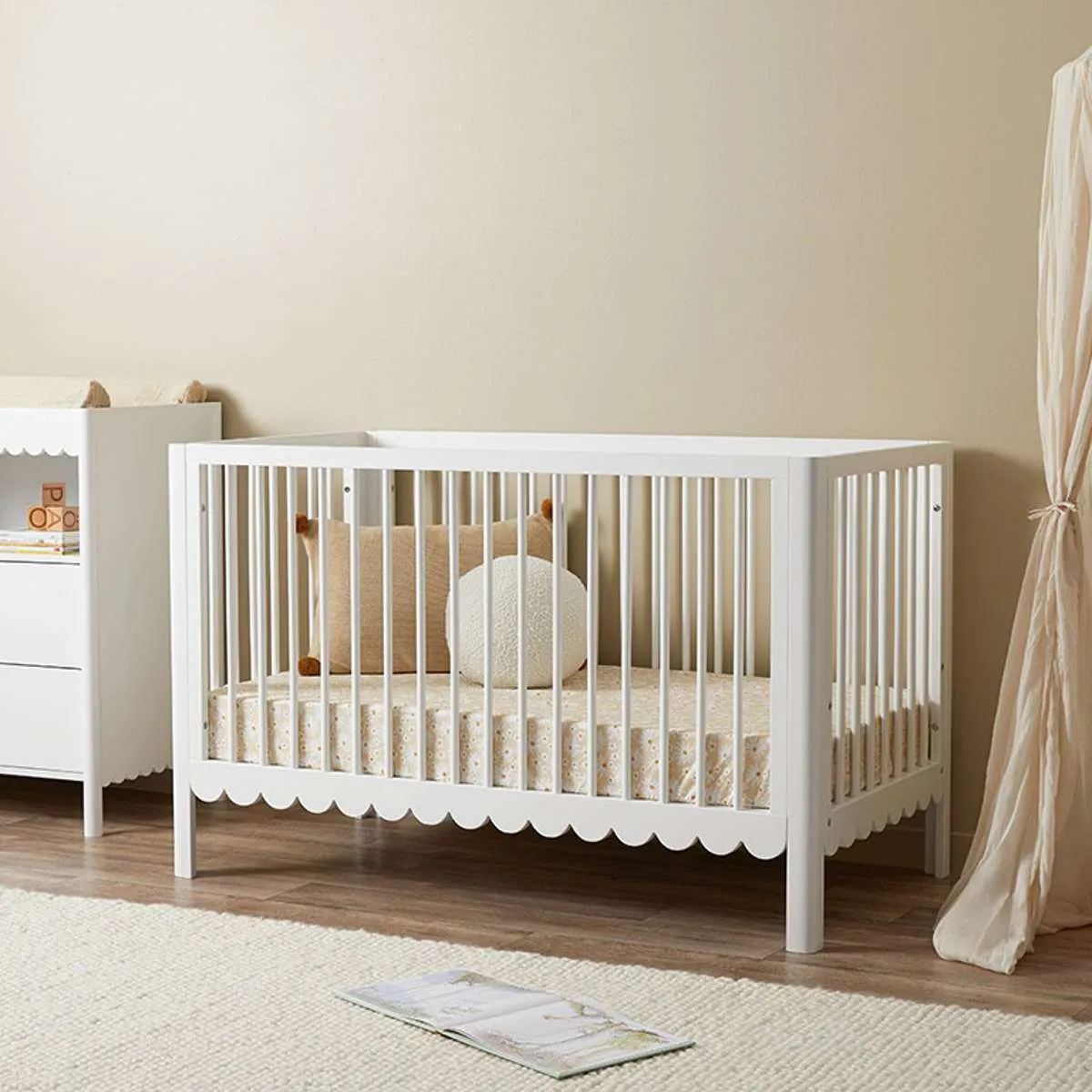 Maisie Scalloped White 3-in-1 Cot Conversion Bundle Mocka